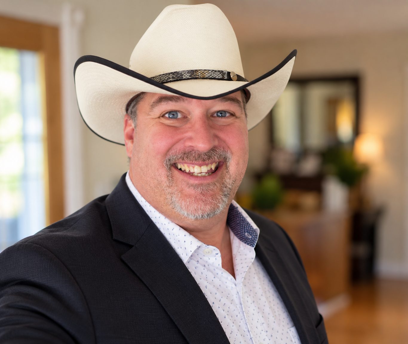 Carl Michaud au chapeau western blanc
